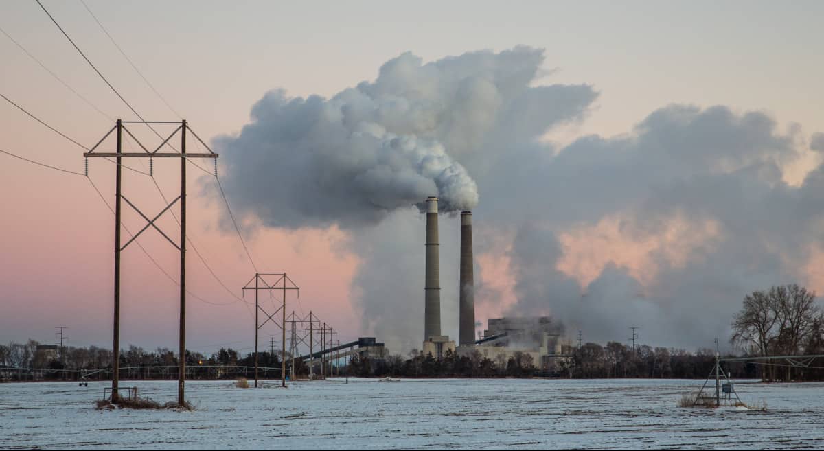 Coal-fired power station emitting smoke.