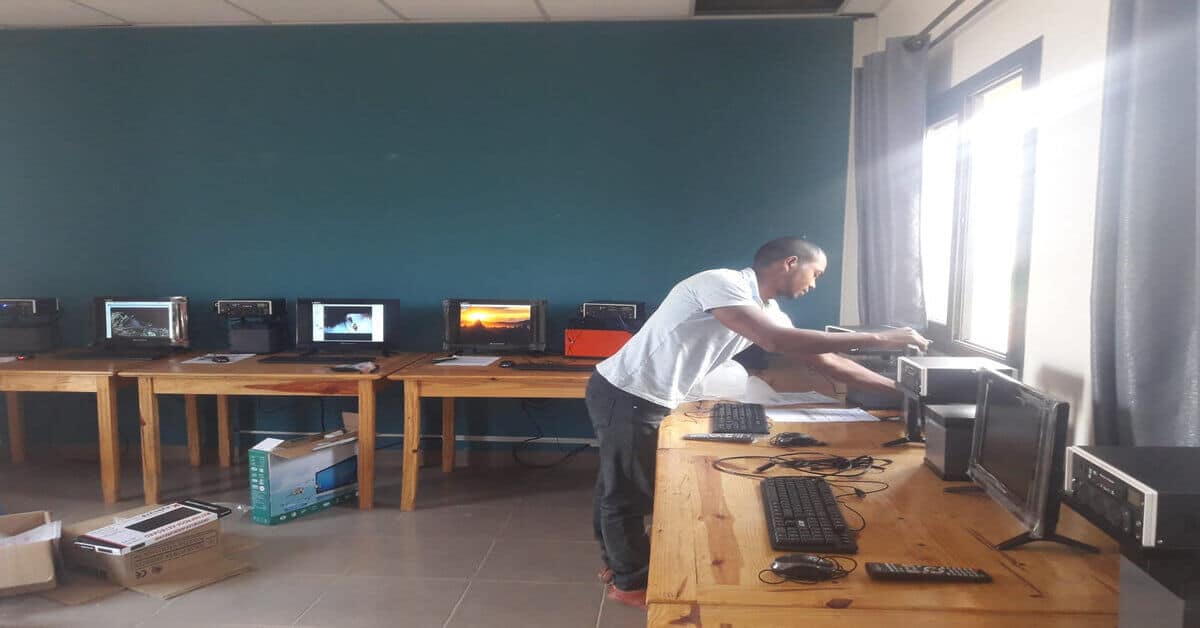 Aceleron and Jirogasy's solar-powered computers, the Jirodesk 2
